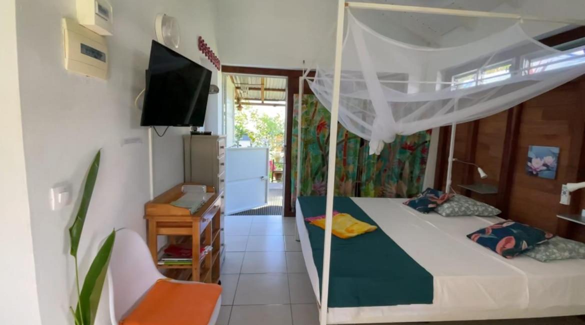 Gite Cajou Dans Jardin Tropical Ventile A Sainte-Anne Exterior photo